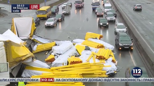 Деревянные балки упали с грузовика