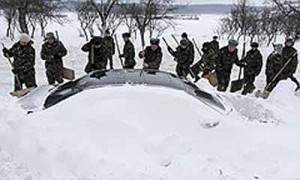 Освободить автомобилистов из снежных заносов пытаются всеми возможными техническими средствами. Фото: Reuters 