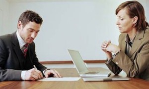 Украинцы предпочитают нести деньги банкам, а не страховым компаниям 