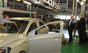 Премьер Николай Азаров на ЗАЗе в октябре 2012 года. kmu.gov.ua