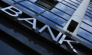 Украинцы боятся доверять свои деньги банкам. Фото: Offtop