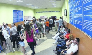 Киевский МРЭО. Очередь занимают с 5 утра и запасаются едой и минералкой. . Автор фото: Александр Яремчук, 