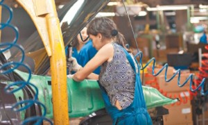 Благодаря спецпошлинам тысячи людей на украинских заводах получили работу. Фото: УНИАН. 