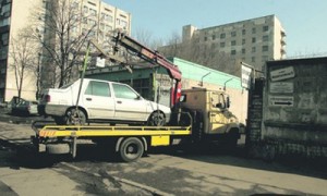 За долги. Автомобиль увозят на штрафплощадку прямо от поста ГАИ. Автор фото: Григорий Салай, 