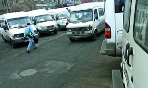 Миндоходов решило бороться с уклонением от уплаты налогов при импорте автомобилей, которые ввозят в страну как грузовые, а потом переоформляют как пассажирские. Фото: Униан