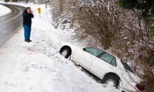 В случае ДТП на дороге на территории Европы необходимо действовать так же, как и в Украине - зафиксировать место ДТП и вызвать дорожную полицию. Фото: fotobank.ua