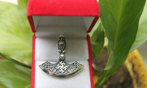 «Секира Перуна». Славянский оберег для воинов в честь бога-громовержца. Фото: svarga.dp.ua