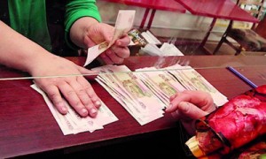 Крымские банки теперь обязаны использовать российский рубль как средство платежа. Иначе они не могут работать на полуострове. Фото: Униан