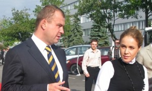 Глава комитета Верховной Рады по вопросам промышленной и регуляторной политики и предпринимательства Наталья Королевская и президент корпорации «Богдан» Олег Свинарчук. 2009 год. Украинское фото