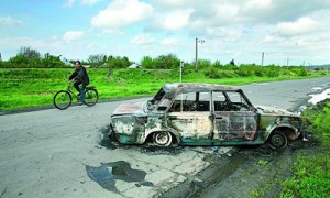 Боевики вынуждают жителей Донецкой области пересаживаться на велосипеды. Фото: Reuters