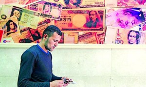 Мошенники пытаются разными способами выманить деньги у населения. Фото: Reuters