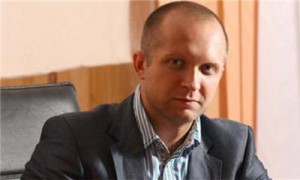 врио главы Госкомфинуслуг Максим Поляков