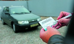 Потерпевшие вынуждены обращаться к посредникам, чтобы получить хоть какие-то выплаты по «автогражданке». Фото: Константин Мельницкий