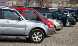 Через курс валюти та невпевненість у майбутньому продажі на авторинку краю завмерли. Фото з архіву «Погляду»