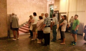 Очередь к банкомату банка 