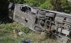 Автобус с людьми перевернулся на крышу, есть погибшие 