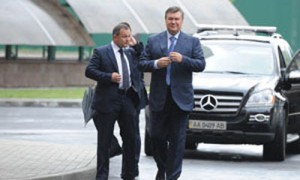 Виктор Федорович разрешил украинцам запастись валютными кредитами в преддверии возможного обвала доллара США как основной резервной валюты