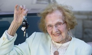 Пегги Ховелл признали одним из старейших водителей в мире. Фото Daily Mail