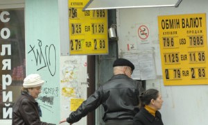 Дальнейшая стоимость обслуживания госдолга страны зависит от нерушимости валютного курса. Фото Александра Глазьева