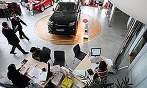 Из полусотни банков, декларирующих выдачу автокредитов, в действительности оформить заем можно только в 32. Фото: Константин Мельницкий / Коммерсантъ