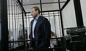 Василий Волга не признает свою вину даже под угрозой шестилетнего тюремного срока. Фото: Константин Мельницкий / Коммерсантъ