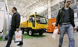 Возможность установки на грузовик «Электрон» навесных агрегатов делает его пригодным для самой разносторонней деятельности. Фото: Константин Мельницкий / Коммерсантъ