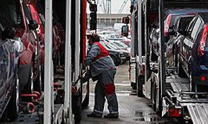 Ввоз импортных автомобилей скоро может оказаться невыгодным. Фото: Владислав Содель / Коммерсантъ