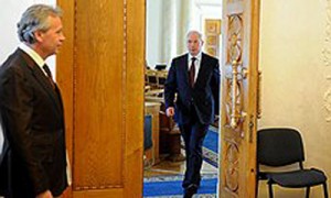 На вчерашнем заседании правительства на первый план для премьера Николая Азарова вышла неудовлетворительная работа главы Минагрополитики Николая Присяжнюка (слева). Фото: УНИАН 