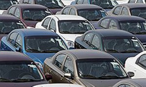 Запасов автомобилей на складах импортеров достаточно для того, чтобы продавать их по старой цене еще месяц–полтора. Фото: Reuters 