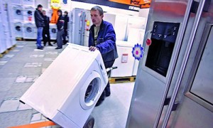 В магазинах бытовой техники научились зарабатывать на страховании. Фото: PHL