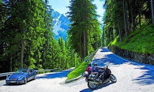 Тем, кто предпочитает мотоцикл автомобилю, стоит помнить: водитель такого транспорта наиболее уязвим на дороге — при аварии страдают бедра, колени, локти и ключицы. Фото: Fotobank.ua