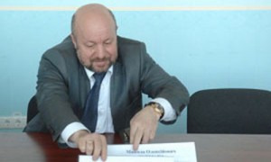 Разрешая компаниям двойной листинг, Дмитрий Тевелев (глава ГКЦБФР)?надеется раздразнить и оживить национальный фондовый рынок